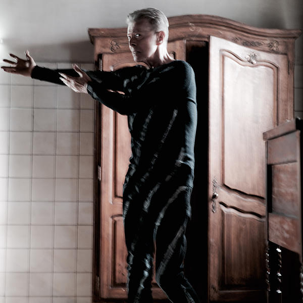 Tiré du clip "Lazarus" 1